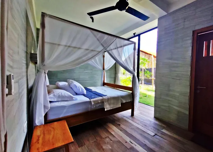 Joglo Apong Beachfront Tegallengah