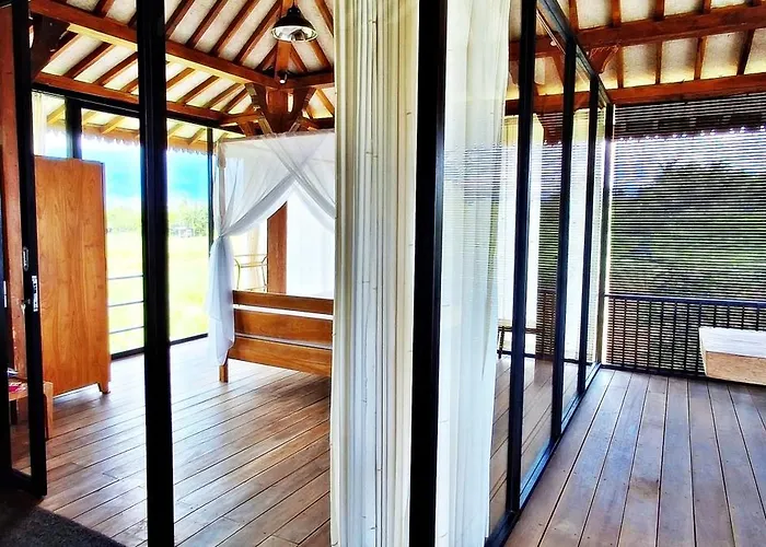 アパート Joglo Apong Beachfront