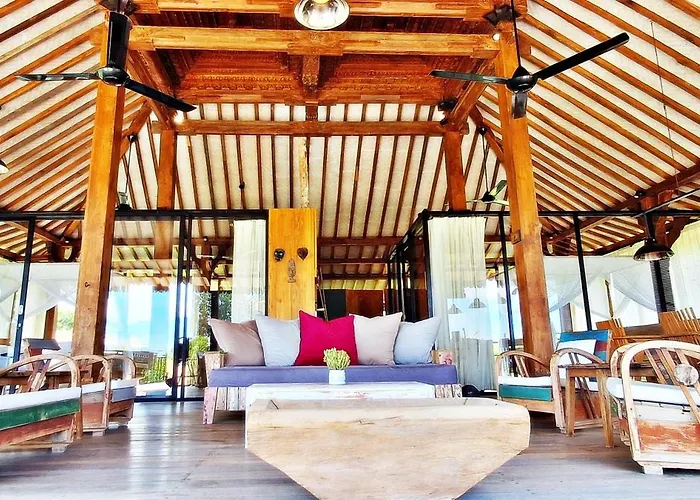 Joglo Apong Beachfront Tegallengah