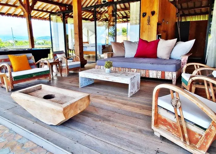 Joglo Apong Beachfront Tegallengah