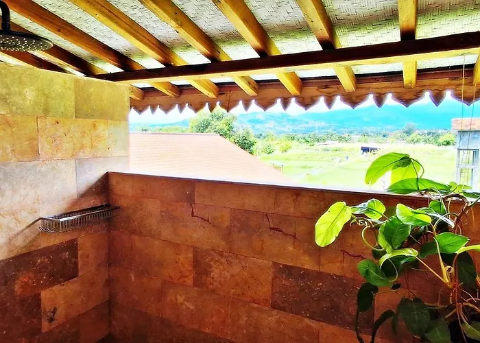 Joglo Apong Beachfront Tegallengah