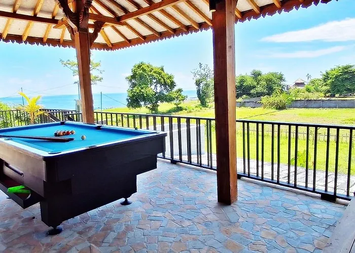 Joglo Apong Beachfront Tegallengah
